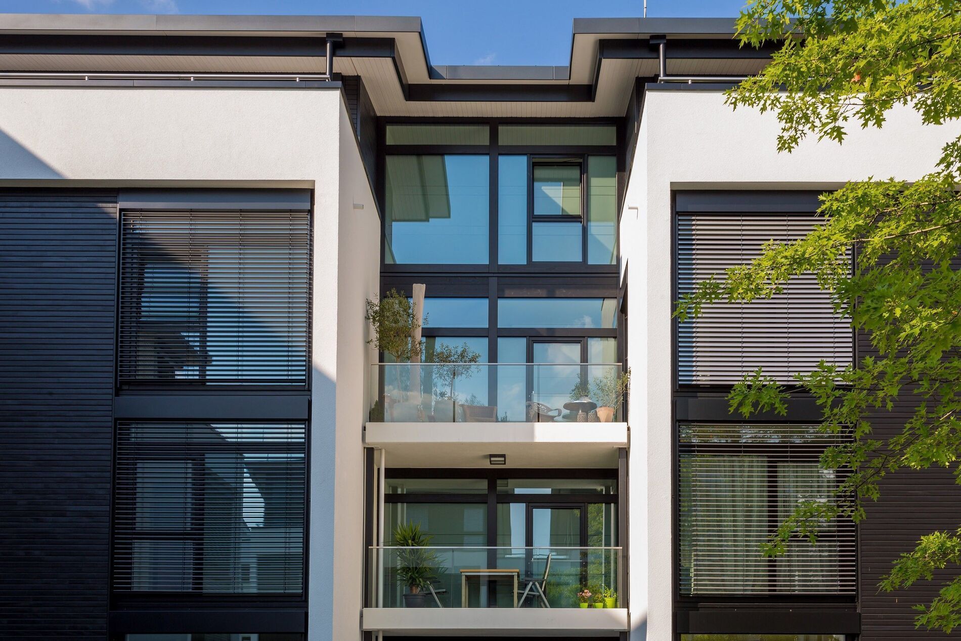 HUF Bürogebäude mit moderner Architektur Moderne Fassade eines HUF Bürogebäudes mit Glas und Pflanzen