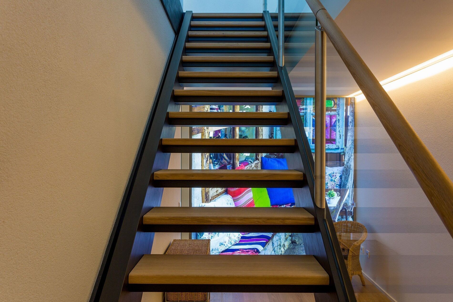 Moderne Treppe in einem Architektenhaus Details einer Innenarchitektur mit Treppe in einem Bürogebäude
