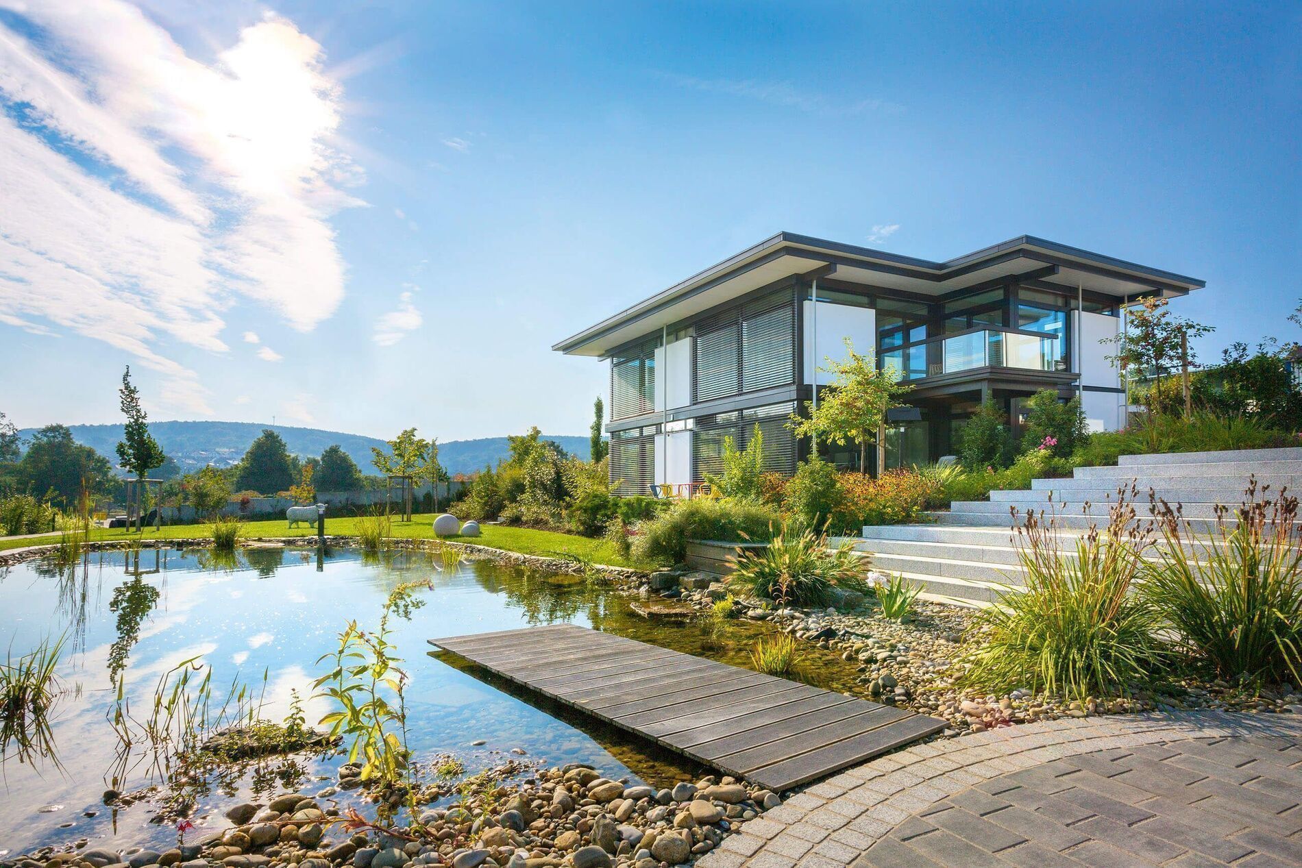 HUF Bürogebäude mit Garten und Wasserlandschaft im Vordergrund