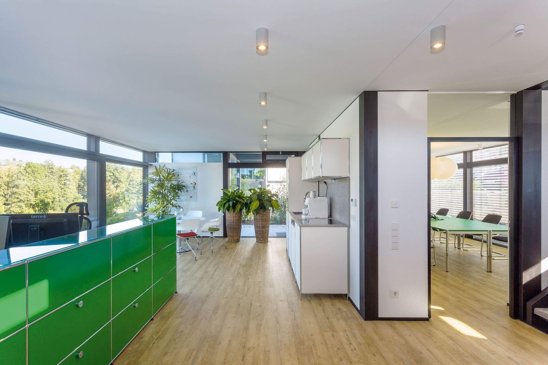 Innenansicht eines Architektenhauses mit grünem Empfangstresen