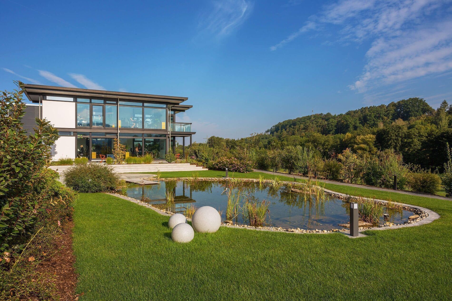 Architektenhaus mit modernem Design und weitem Garten