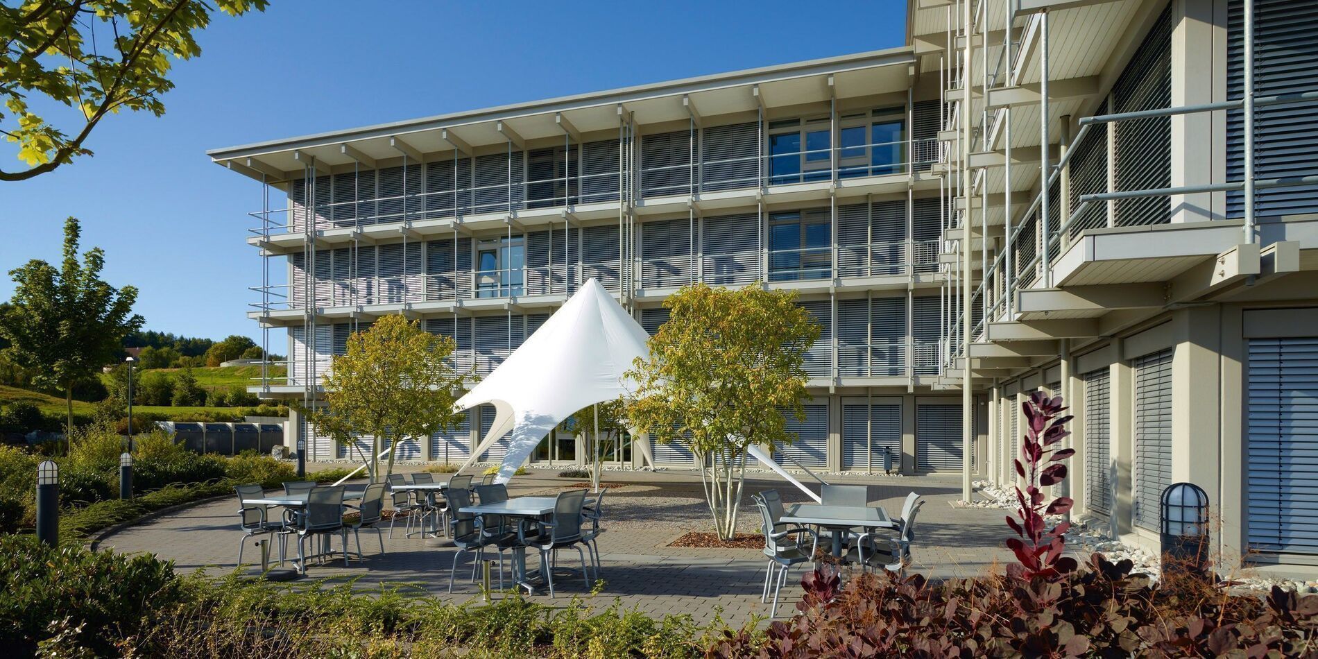 Bürogebäude HUF mit moderner Architektur Ansicht des Bürogebäudes HUF mit Pavillon und Garten