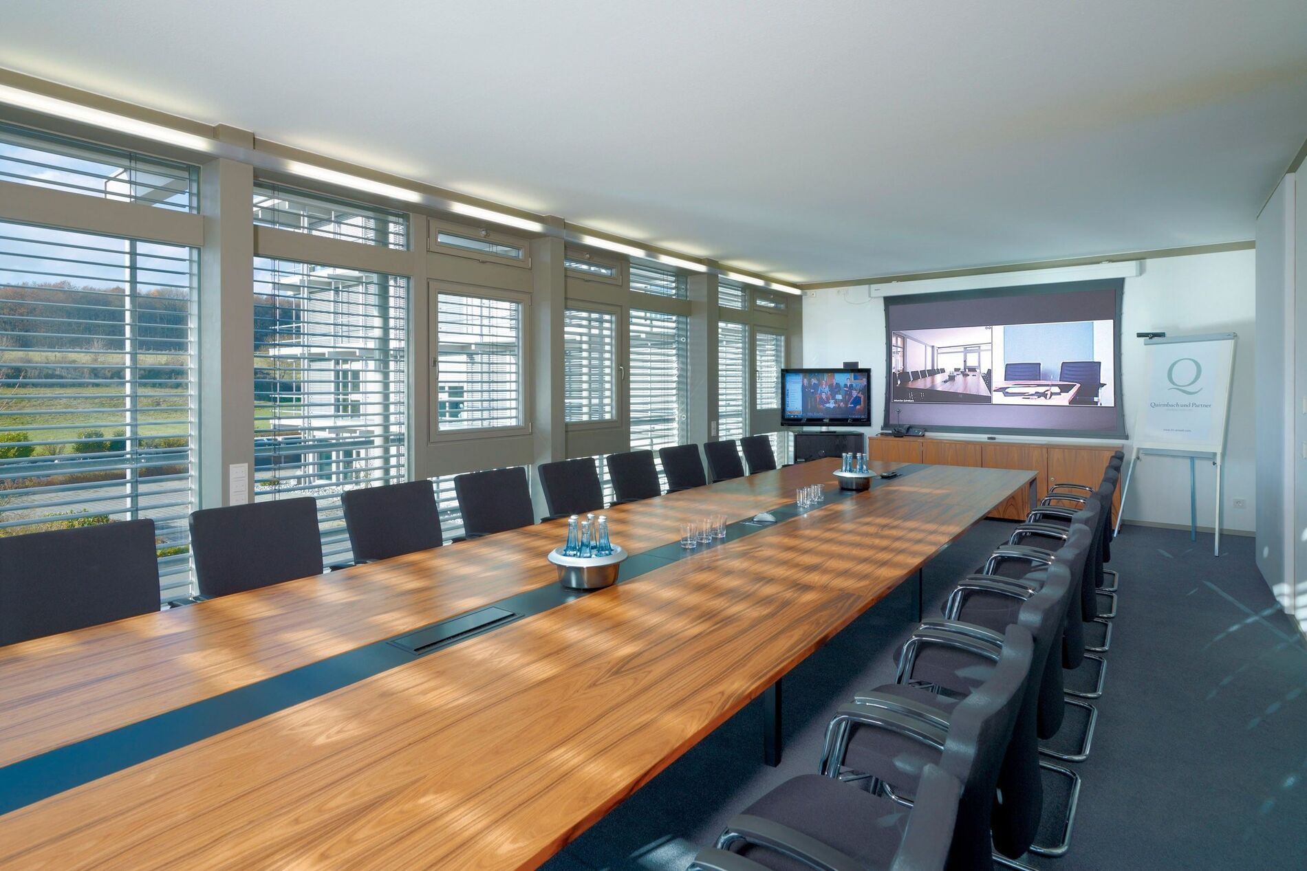 Moderne Konferenzraum im Bürogebäude HUF Heller Konferenzraum mit langer Holztafel und moderner Technik