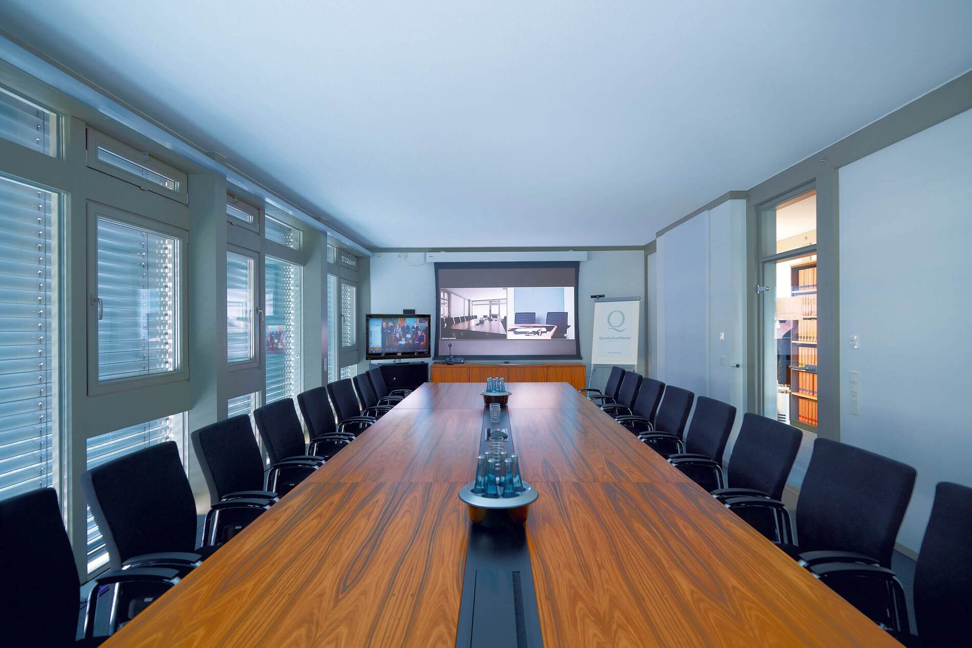 Moderne Konferenzraum im Bürogebäude HUF Geräumiger Konferenzraum mit Holztablett und Stühlen