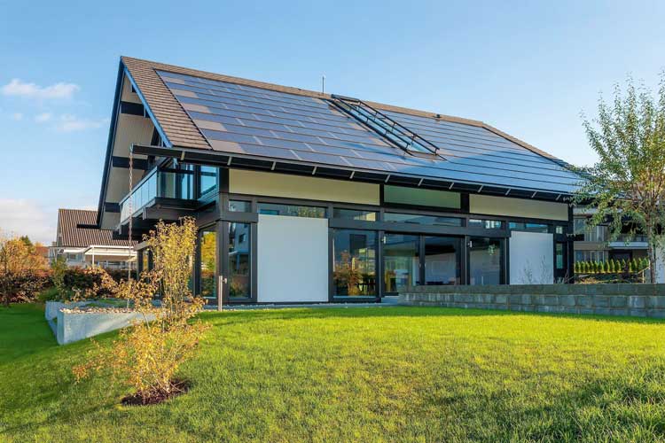 Moderne Architektur mit Solarenergie und grünem Garten Haus mit Solarpanelen und gepflegtem Rasen im Freien