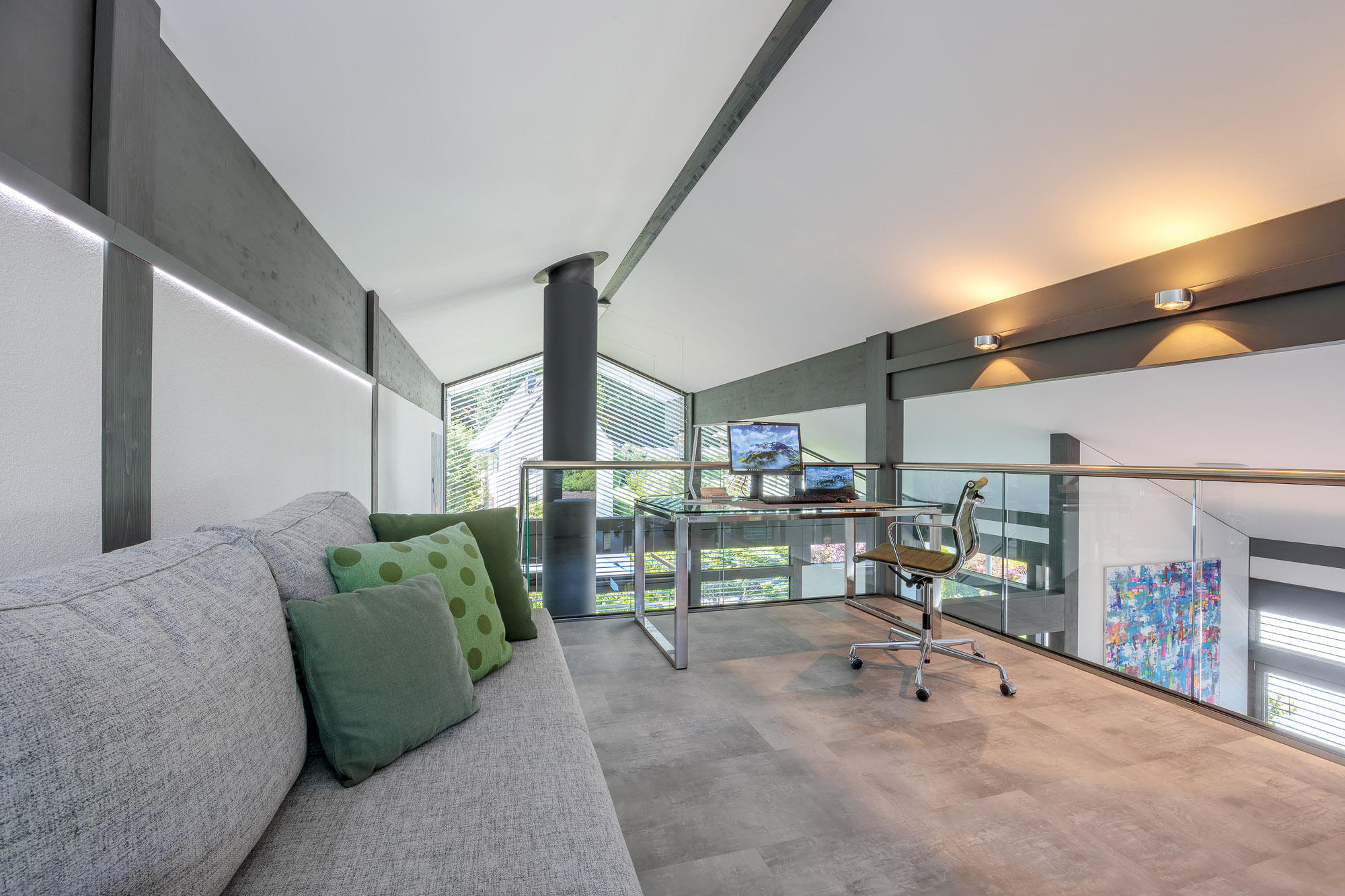 Stylischer Innenraum mit Arbeitsplatz und Aussicht im Loft-Stil