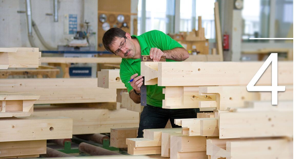 Mann arbeitet mit Holz in einer Werkstatt Handwerker misst Holzstücke in einer Holzverarbeitung