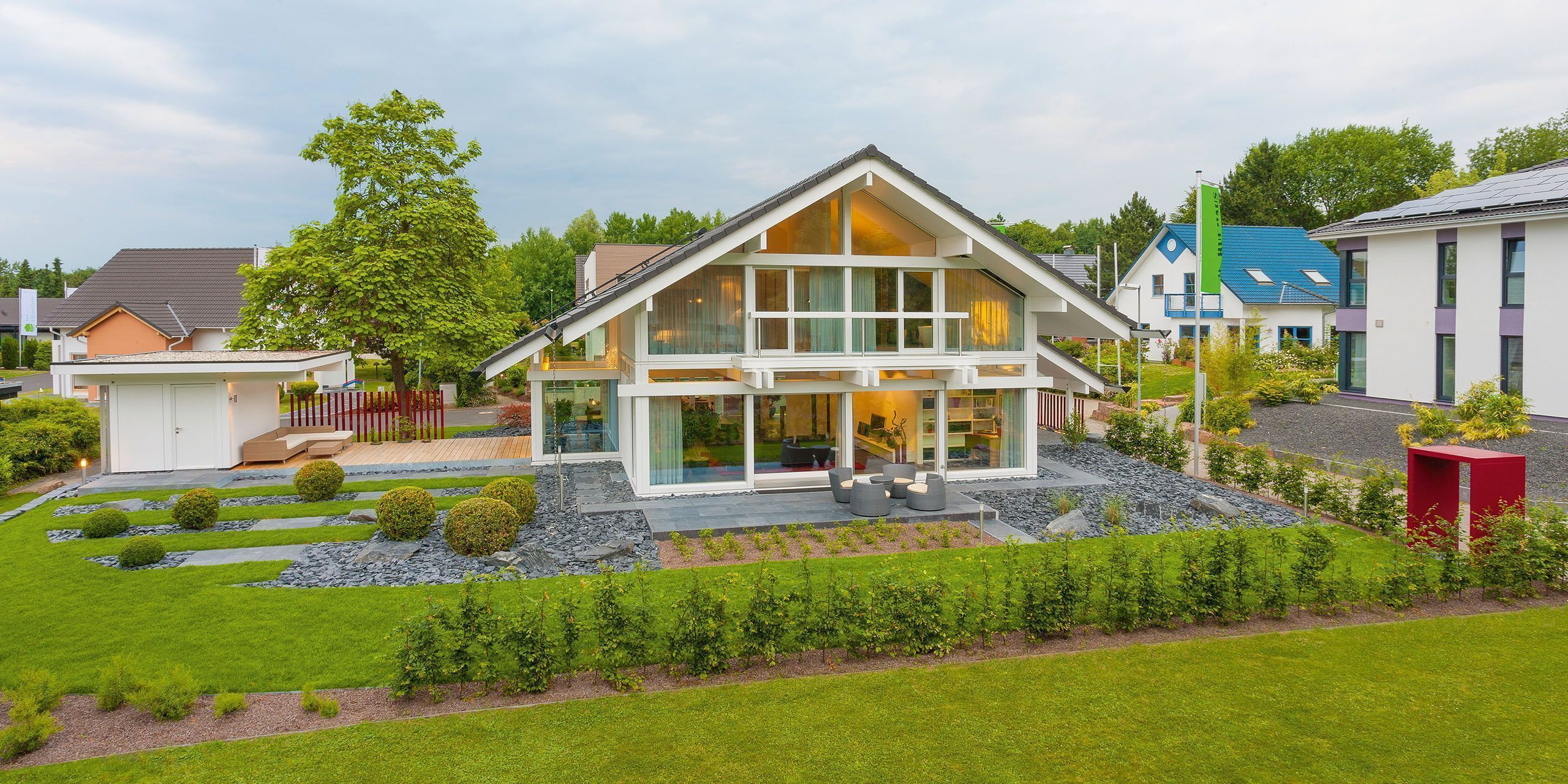 HUF Musterhaus Frankfurt weiss 2 Helles modernes Haus mit großen Fenstern und gepflegtem Garten