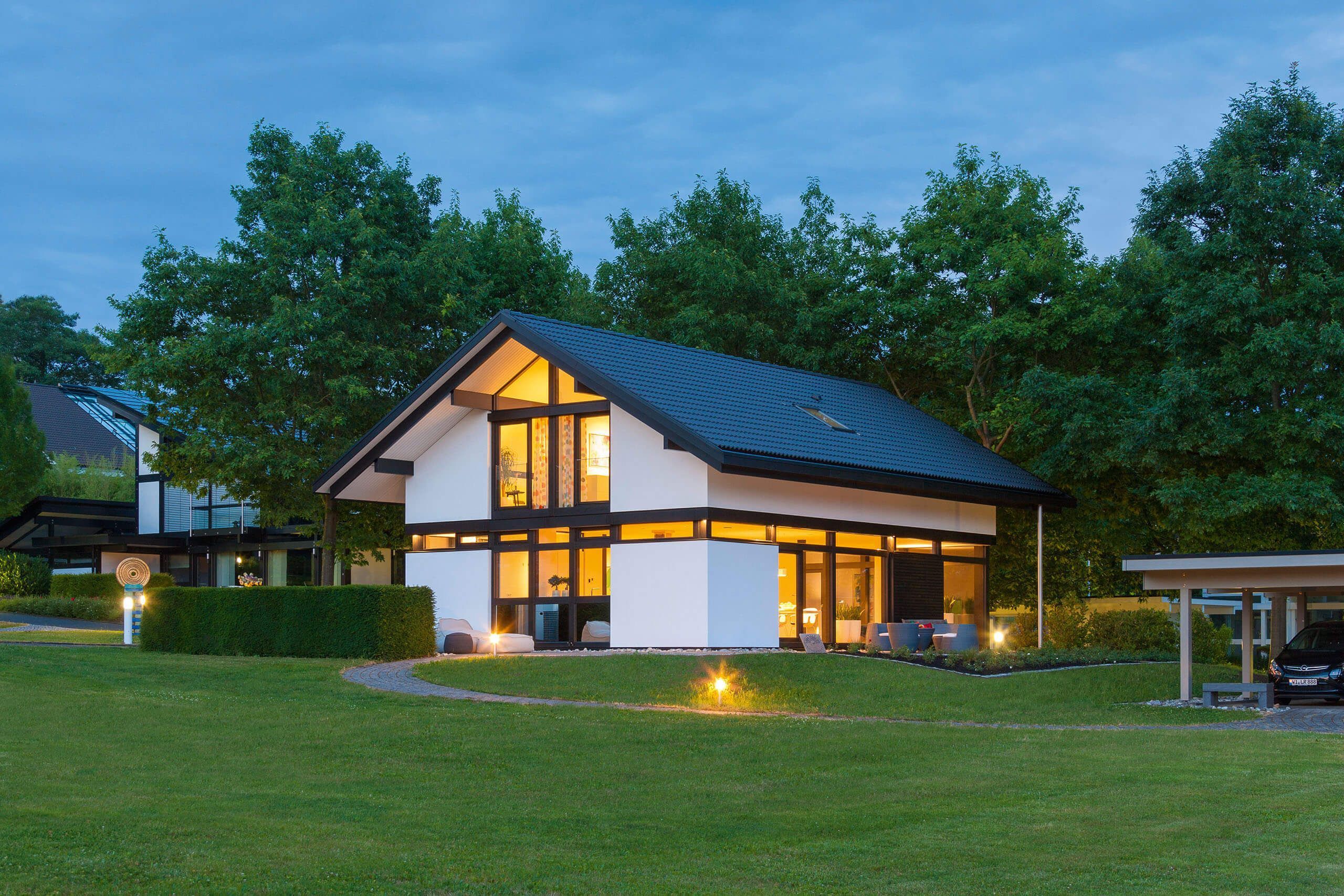 Modum7 10 Aussenansicht 14 Lichtdurchflutetes Wohnhaus mit Garten und Bäumen