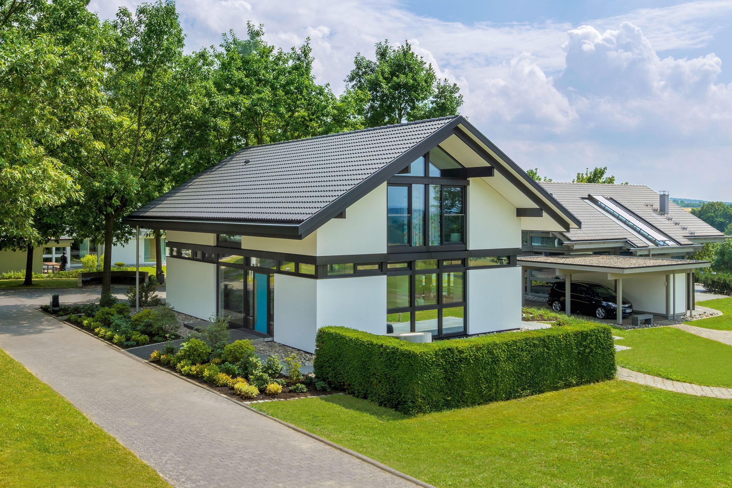Modum7 10 Aussenansicht 3 Überblick über ein modernes, stilvolles Einfamilienhaus mit gepflegtem Garten
