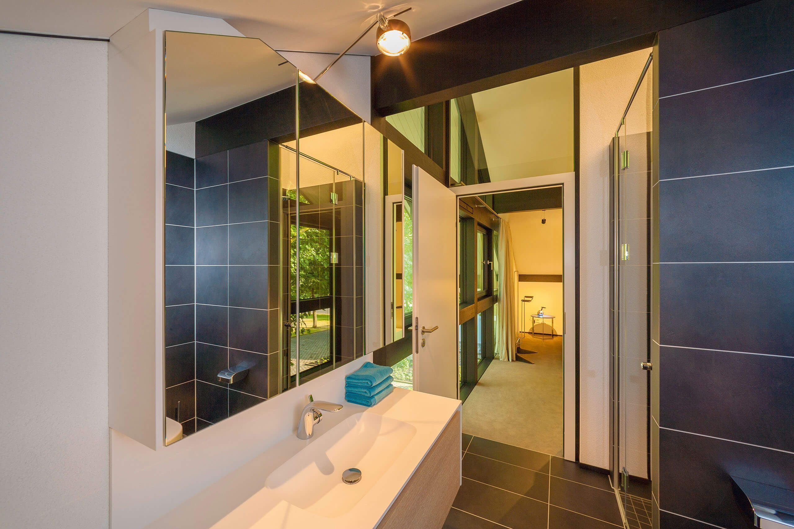 Modum7 10 Bad 3 Elegantes Badezimmerdesign mit großen Spiegeln und natürlichem Licht