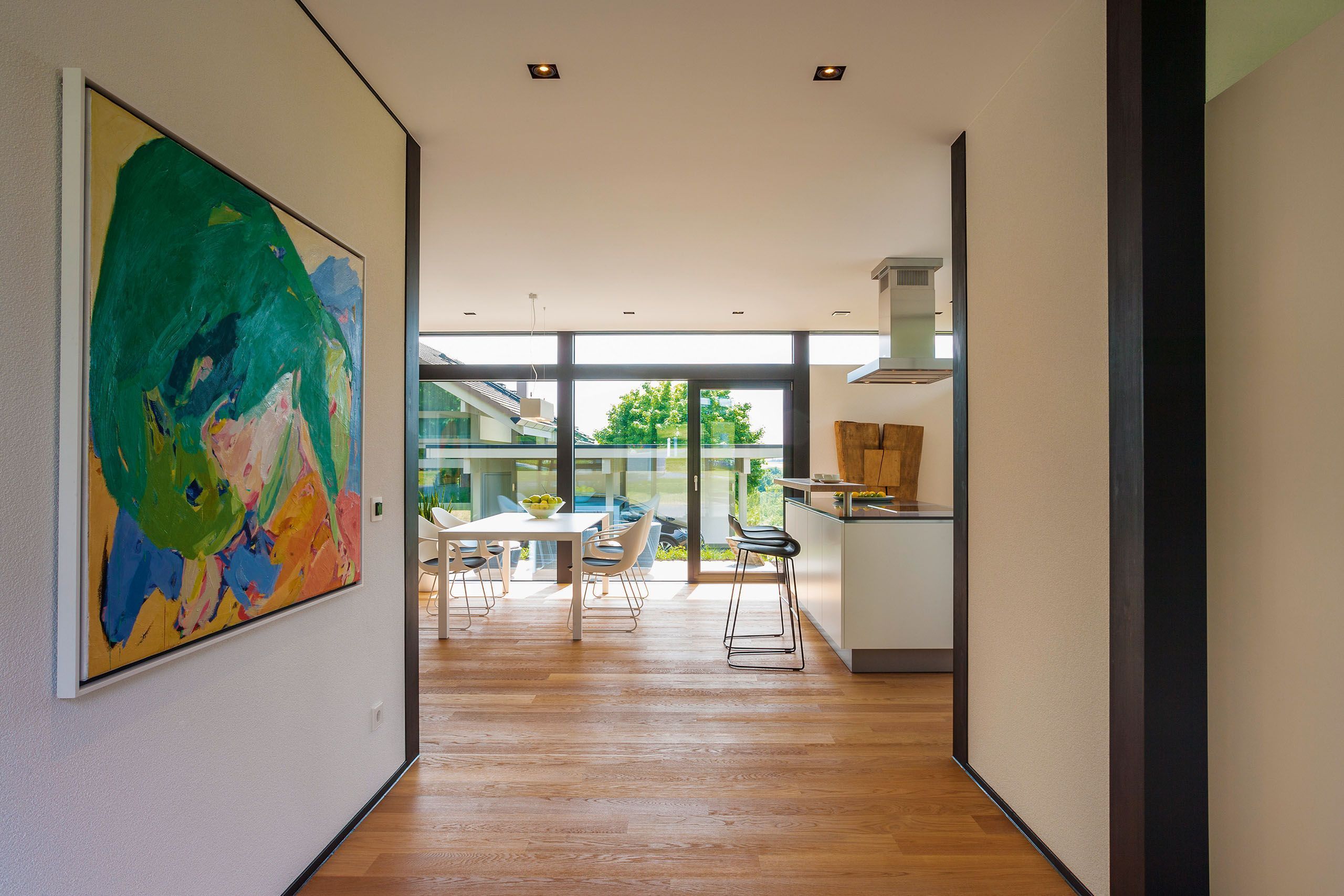 Modum7 10 Eingangsbereich Helles Interieur mit Holzfußboden und großem Fenster im Essbereich