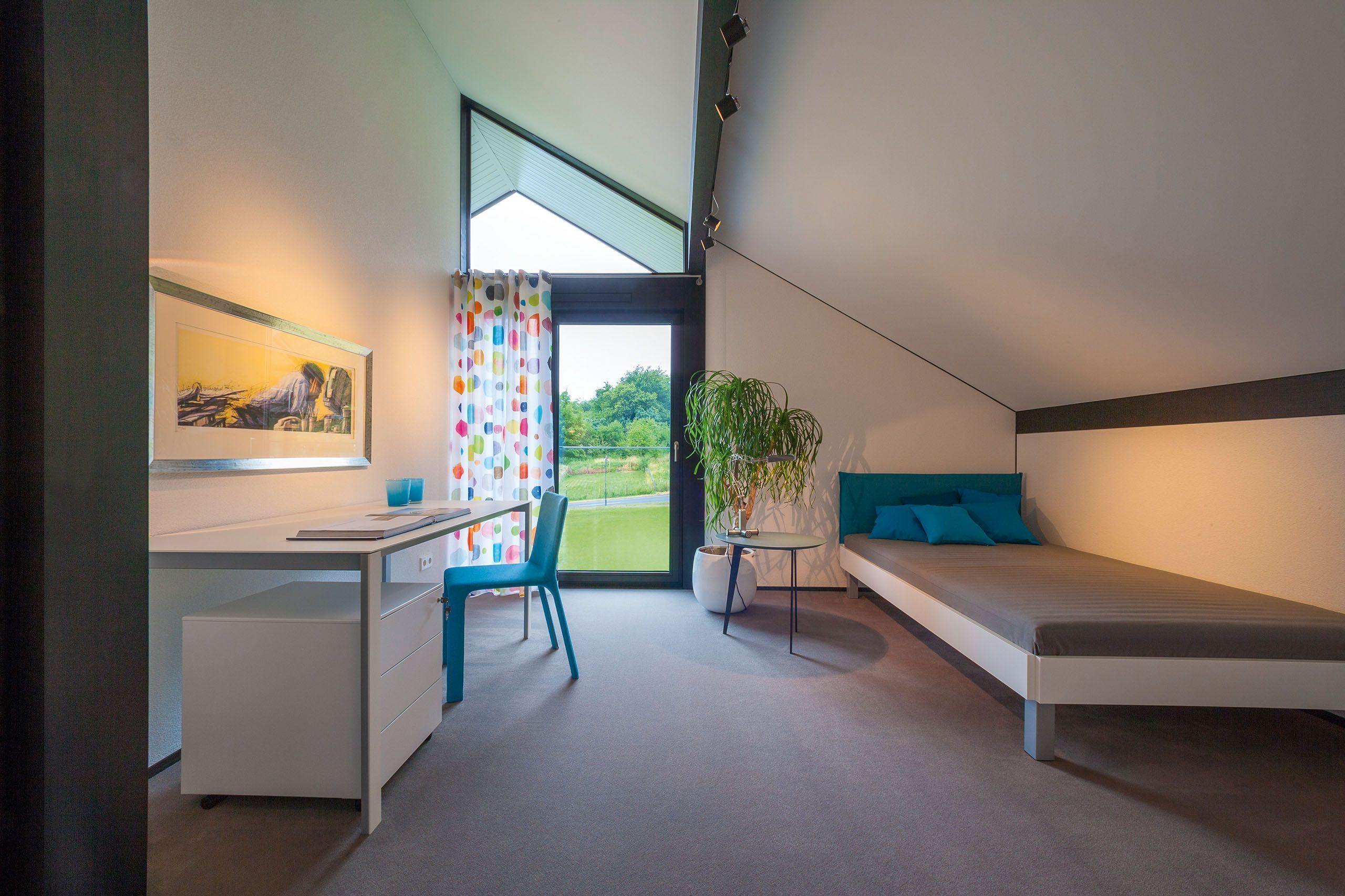 Modum7 10 Innenansicht 19 Heller Raum mit modernem Design, Fenster und Aussicht auf die Natur