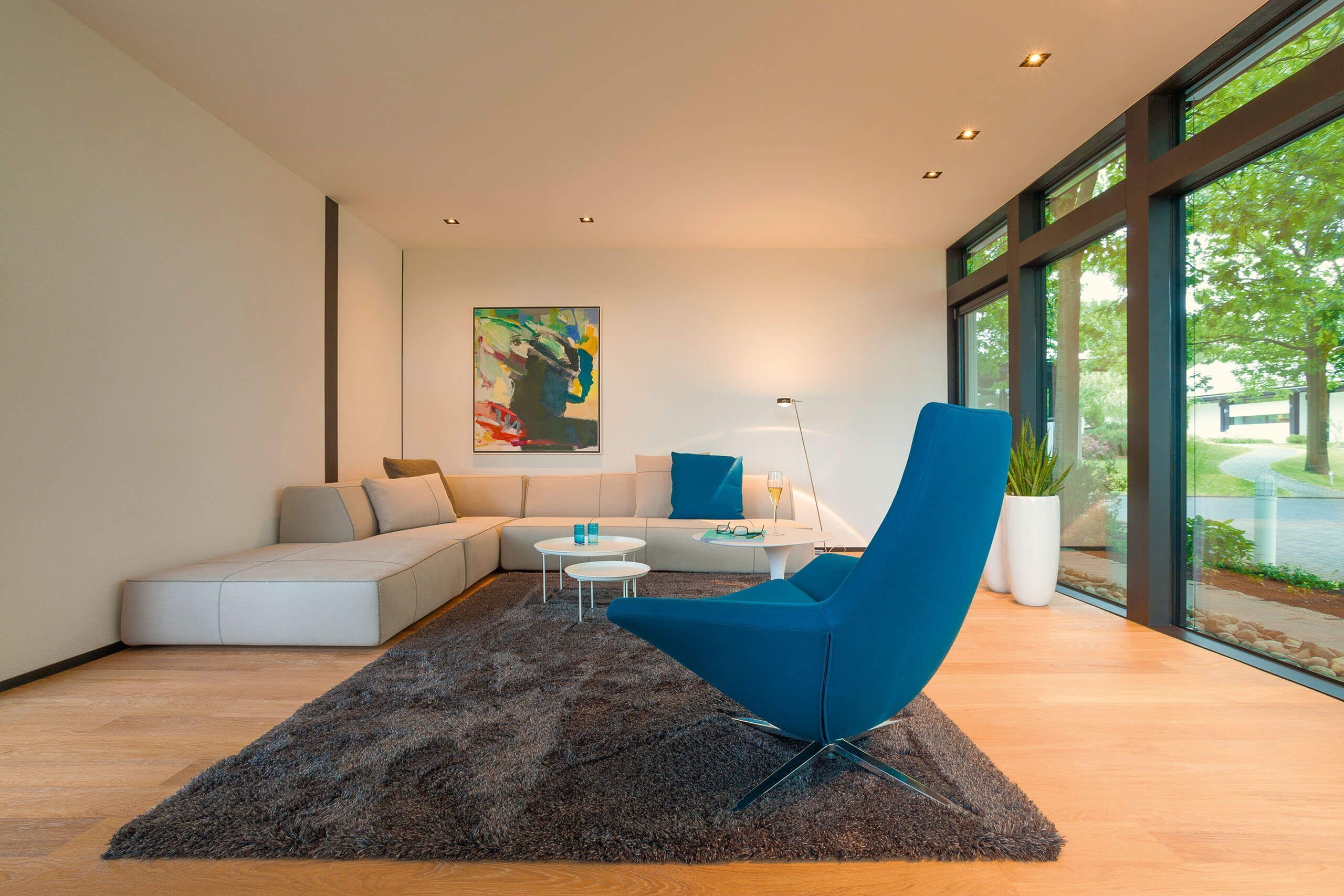 Modum7 10 Innenansicht 3 Lichtdurchflutetes Wohnzimmer mit Sofa und blauer Akzentfarbe