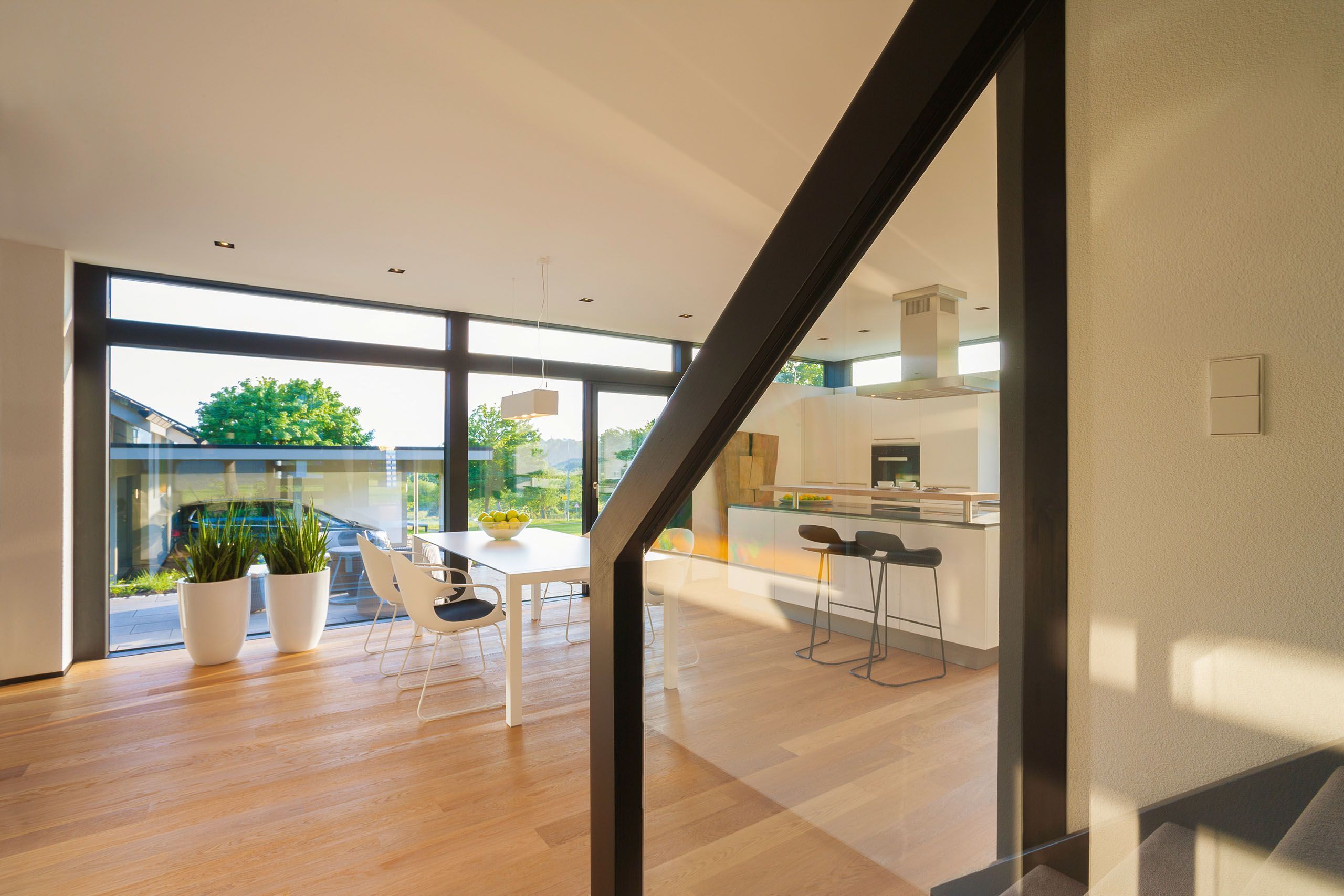 Modum7 10 Innenansicht 7 Helle und stilvolle Wohnküche mit Holzboden und großen Fenstern