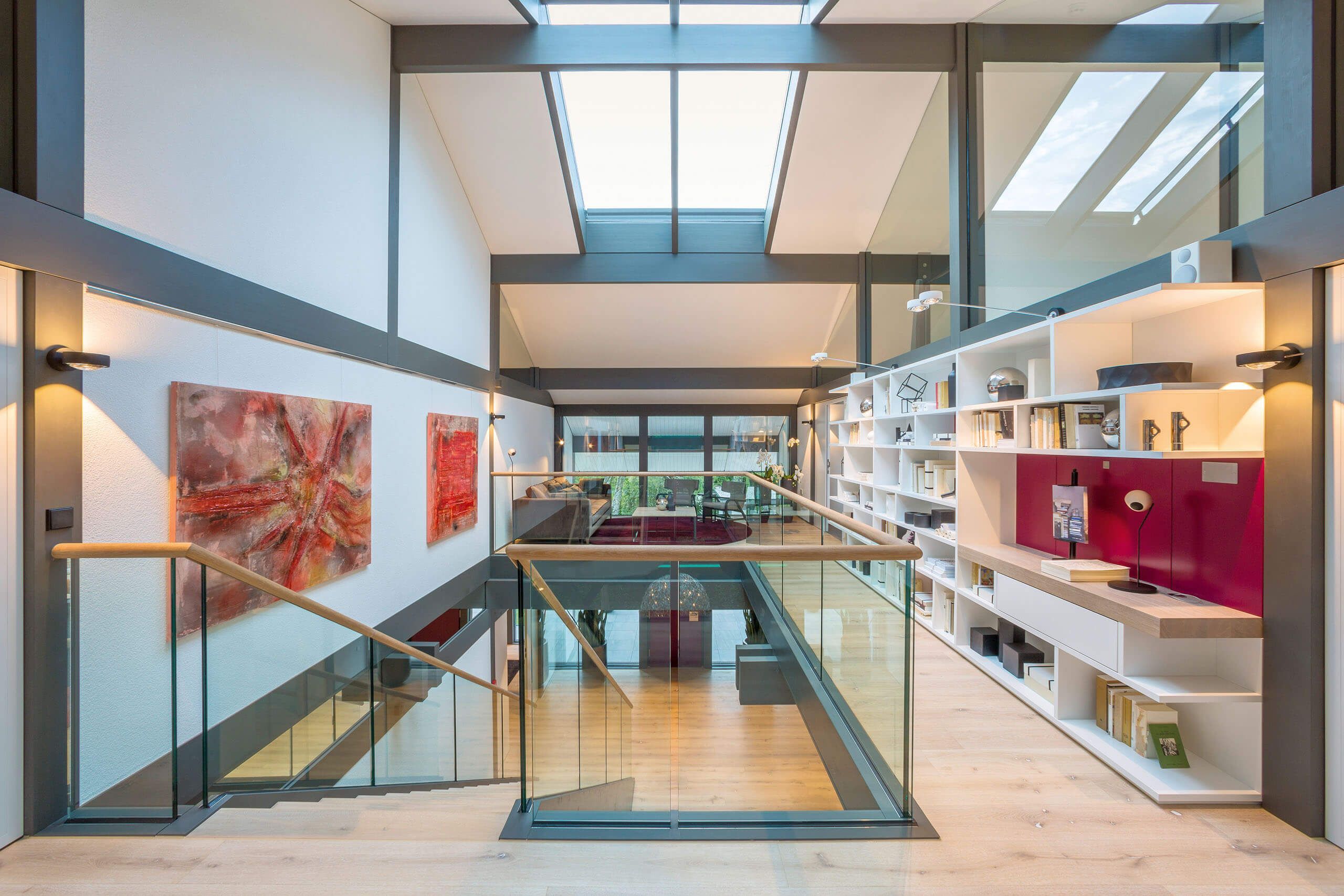Stilvolles Treppenhaus mit Galerie und modernen Kunstwerken