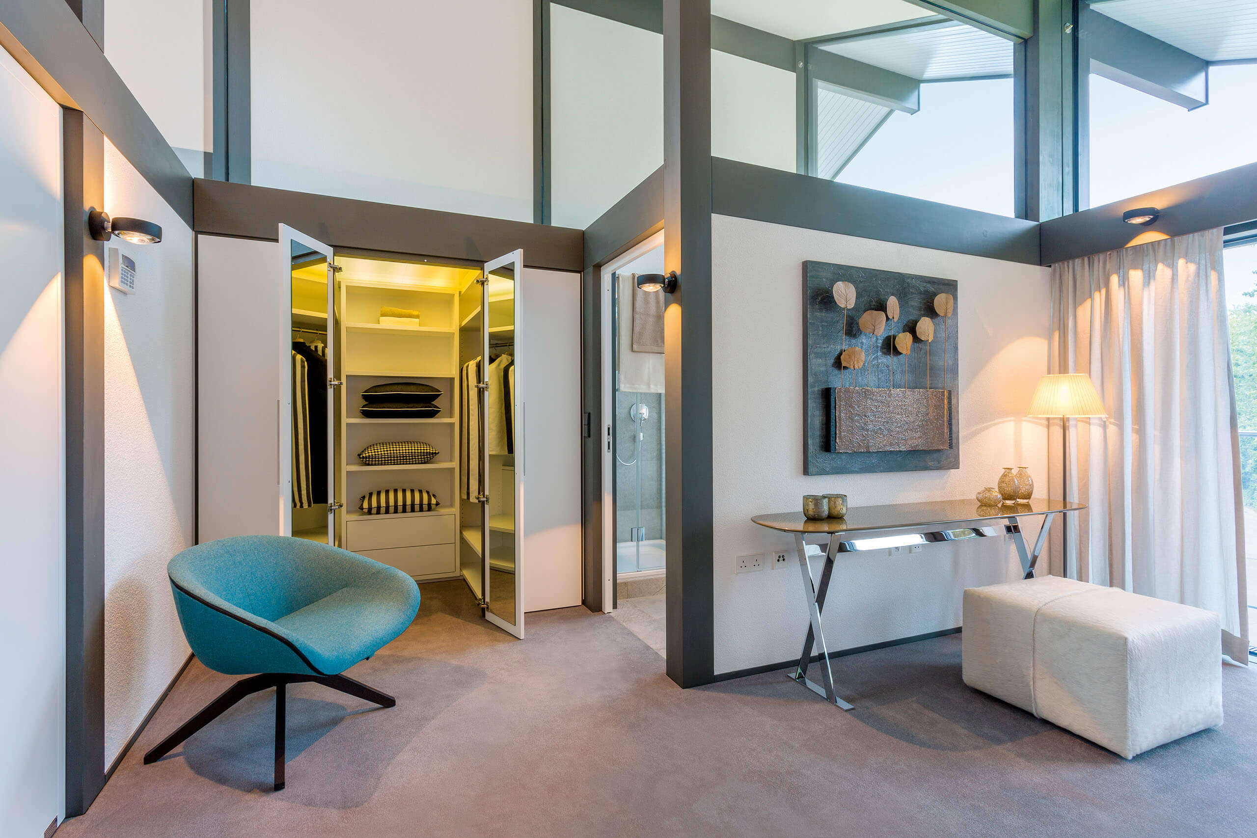 Elegantes Interieur mit Kleiderschrank und stilvollen Möbeln