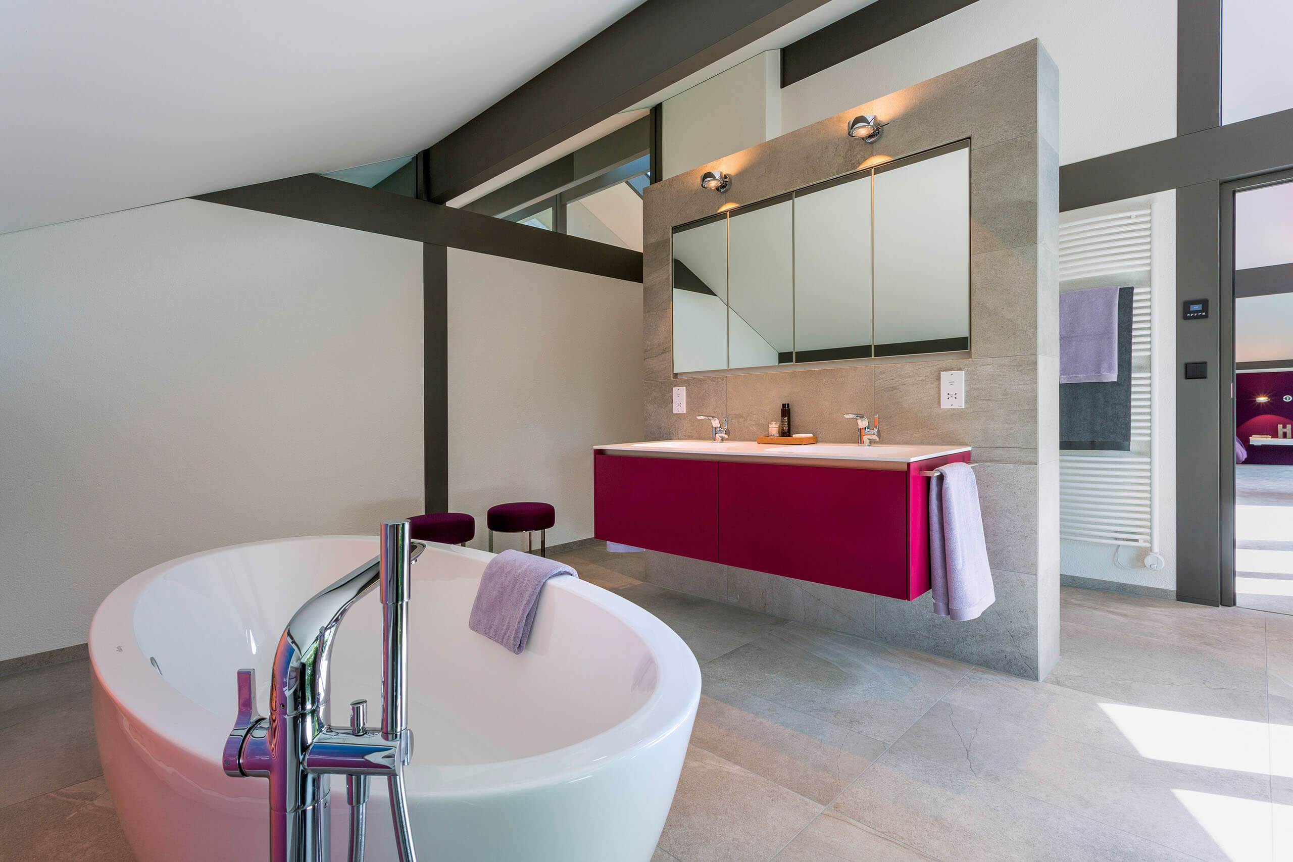 Stilvolles Badezimmer mit freistehender Badewanne und eleganten Designelementen