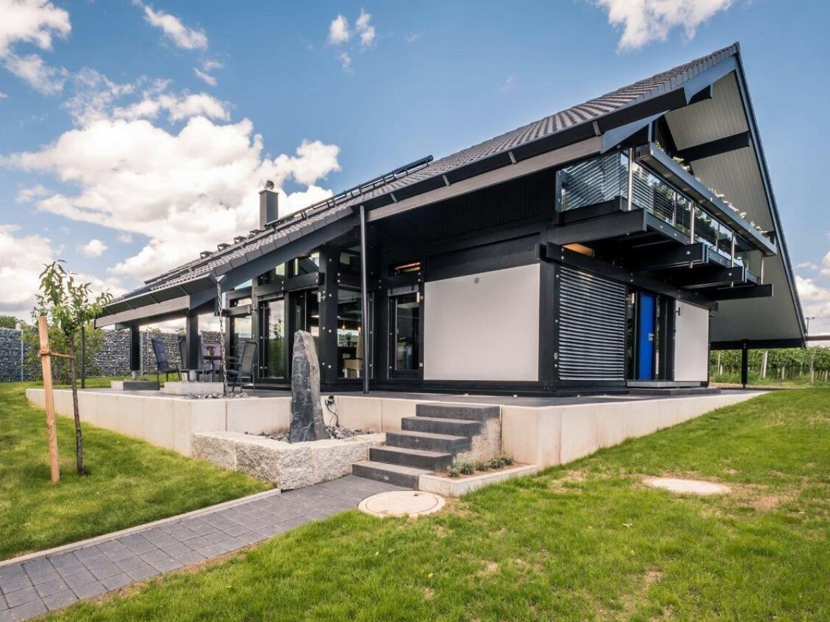 Ein modernes Haus mit stilvollem Design und Rasenfläche