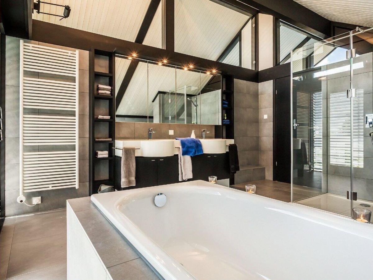 Elegantes Badezimmer mit freistehender Badewanne und modernen Elementen