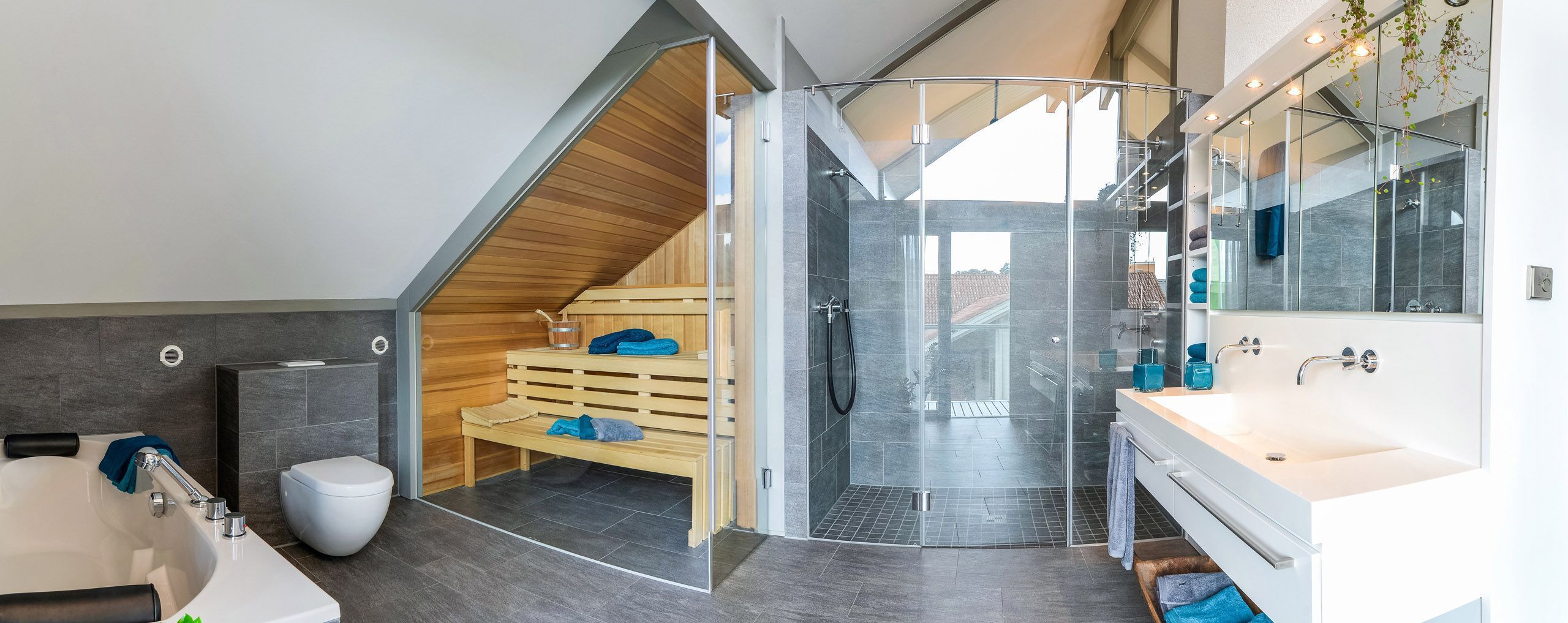 Helles Badezimmer mit Sauna, Dusche und modernen Armaturen