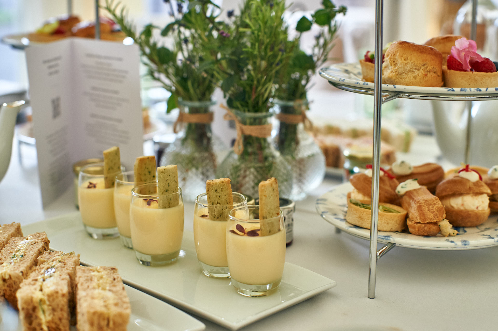 Verschiedene köstliche Snacks und Desserts mit Kräutern dekoriert