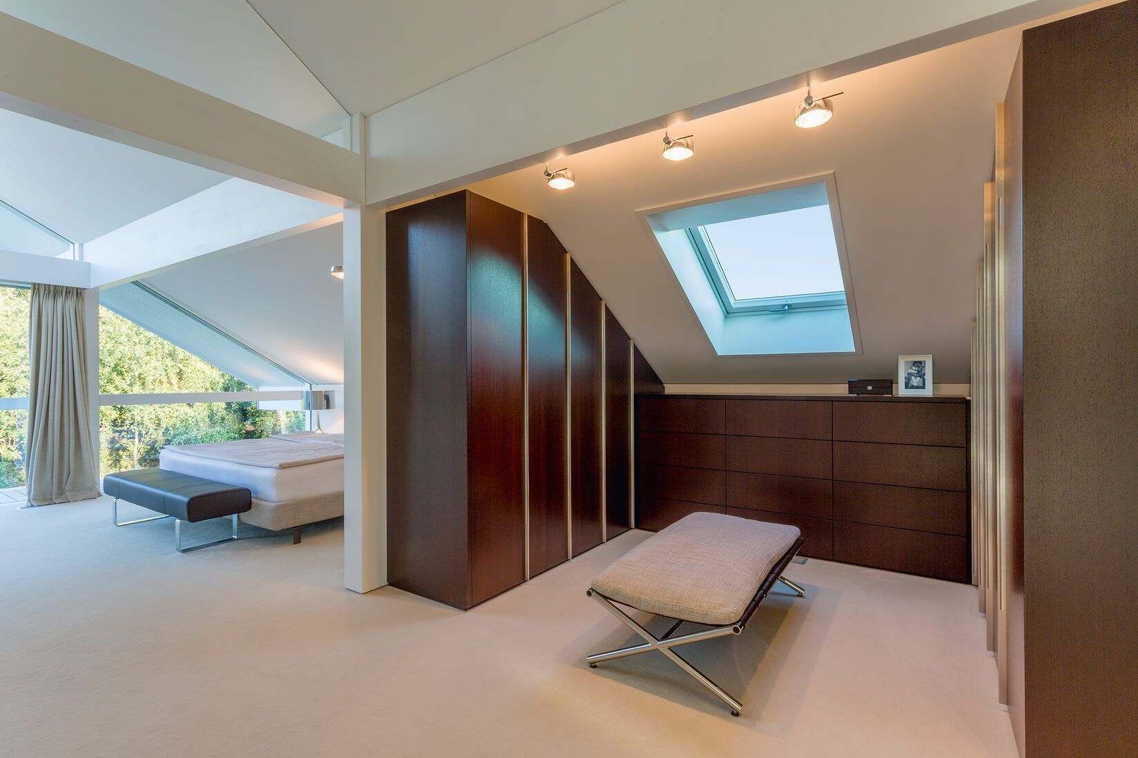 Helles Schlafzimmer mit minimalistischer Einrichtung und Fensteröffnung
