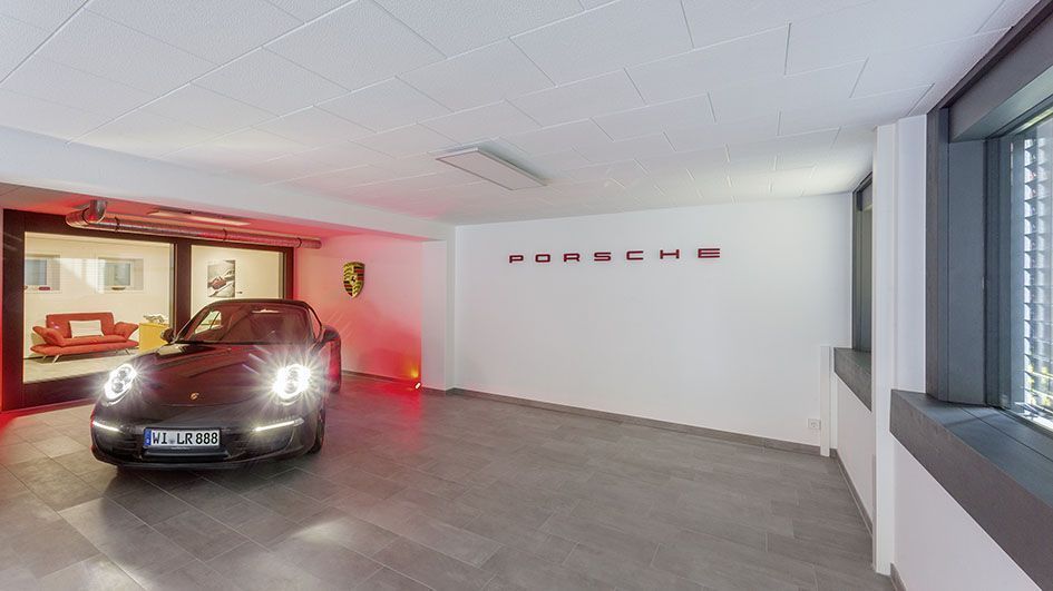 Moderne Porsche Garage mit schwarzem Sportwagen Schwarzer Porsche in eleganter, minimalistischer Garage