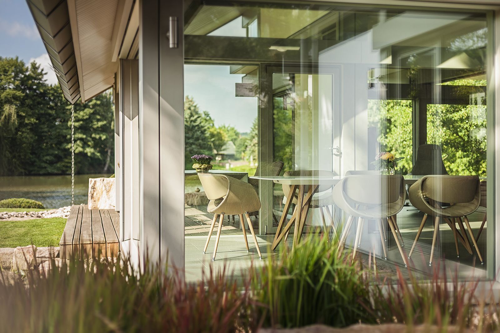 Gemütlicher Essbereich mit Glasfront und Gartenblick