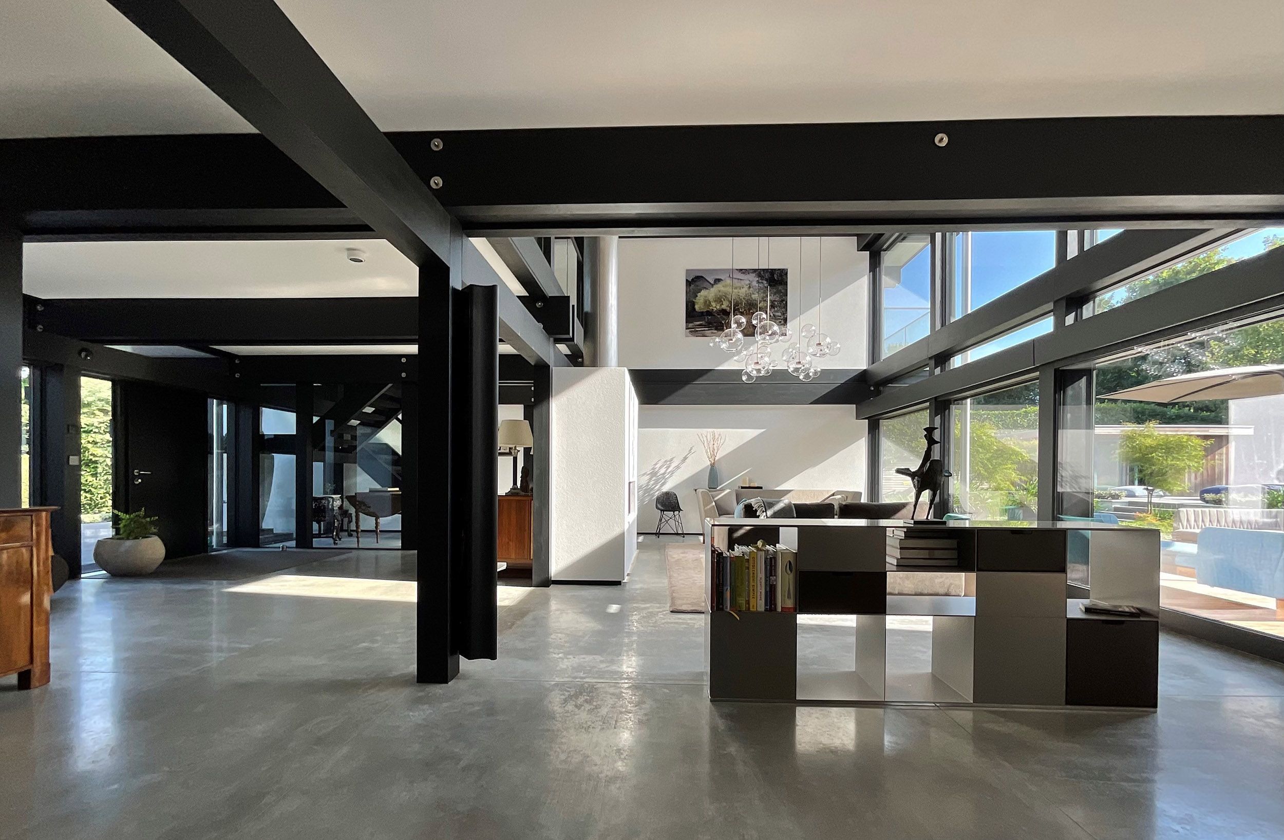 Moderne Innenarchitektur mit offenen Räumen Heller Wohnraum mit stilvollem Mobiliar und großen Fenstern