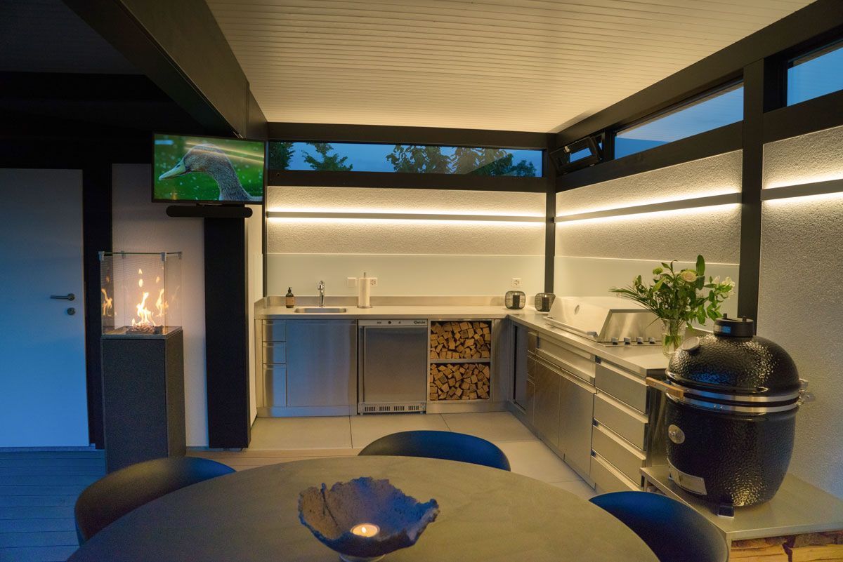 Elegante Außenküche mit Grillstation und moderner Ausstattung