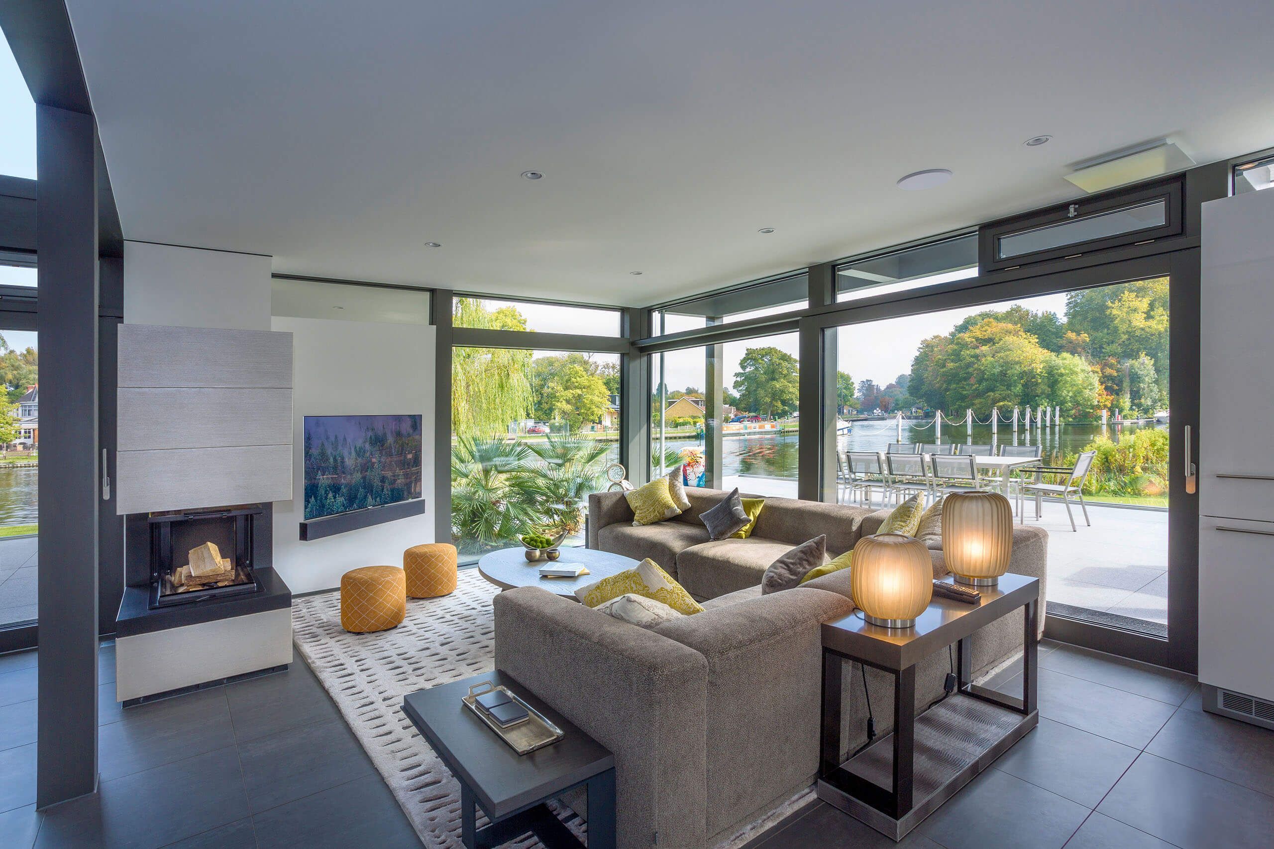 Stilvolles Wohnzimmer mit großen Fenstern und eleganter Einrichtung