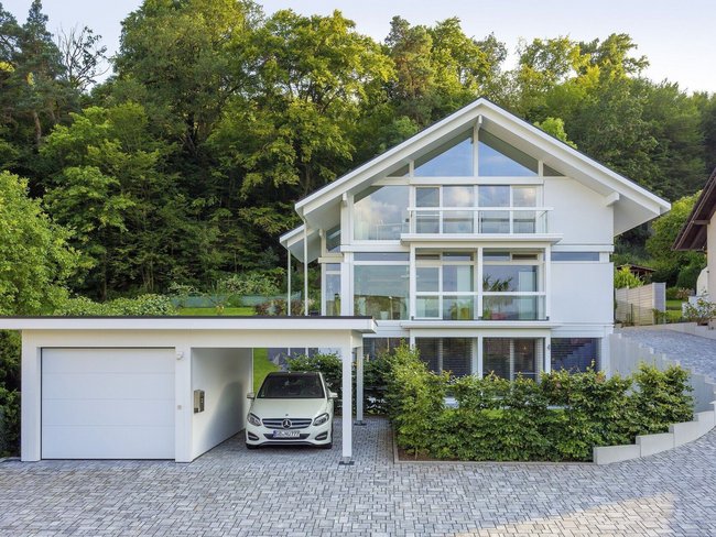 Helles Architektenhaus mit Garage und Umgebung aus Grün