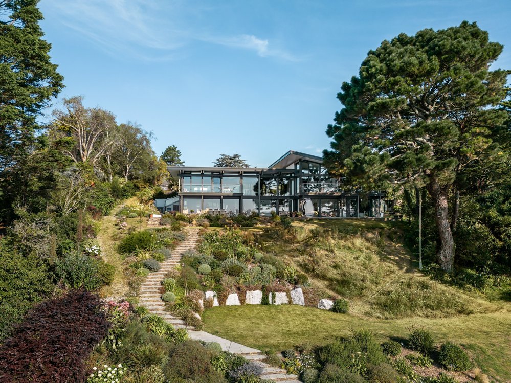 Spektakuläres Fachwerkhaus mit Meerblick Fachwerkhaus umgeben von Gartenlandschaft und Bäumen