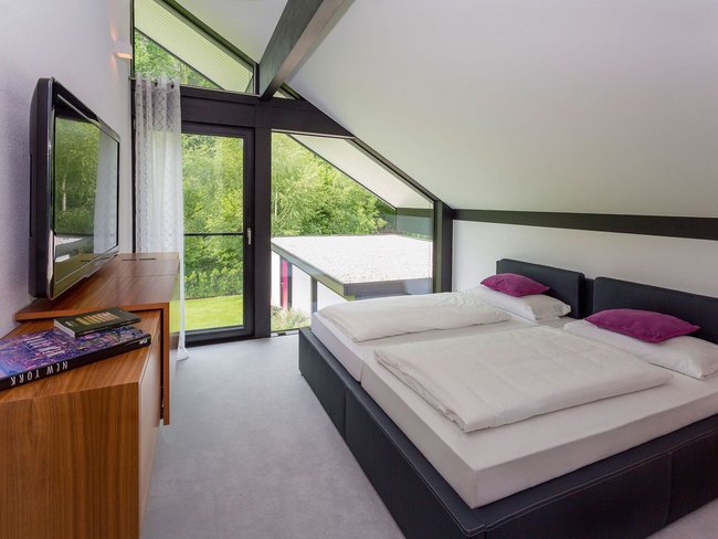 Gemütliches Architektenhaus im modernen Stil Stilvolles Schlafzimmer mit Blick auf die Natur