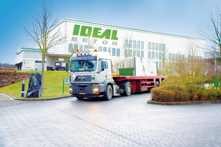 Lkw vor Ideal Beton Gebäude Ein Lkw liefert Materialien vor dem Ideal Beton Firmengebäude.