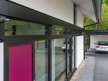 Gemütliches Architektenhaus mit stilvollem Eingangsbereich Moderne Fassade eines Familienhauses mit pinker Tür und Fenster