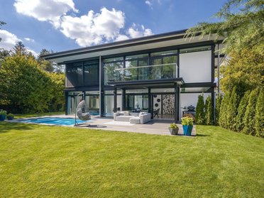 Lichtdurchflutetes Haus mit moderner Architektur und Garten
