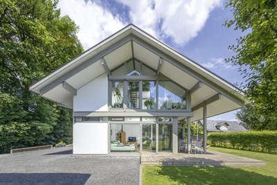 Stilvolles, gemütliches Familienhaus mit großzügigen Fenstern