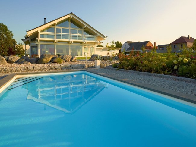 Moderne Architektur eines Fachwerkhauses mit Swimmingpool und Garten