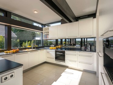 Küche eines HUF Hauses mit Glasfenstern und zeitlosem Design