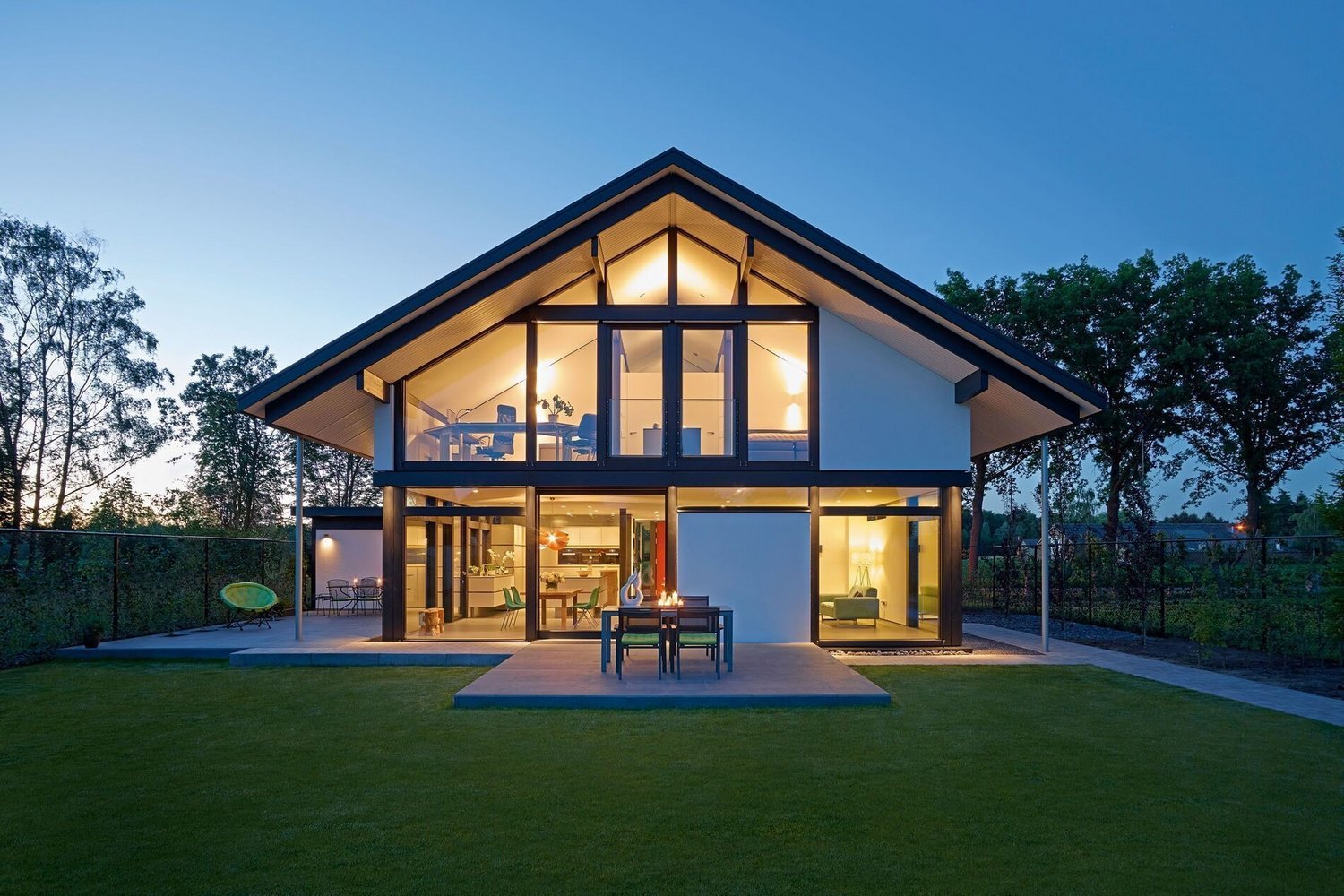 HUF house modum 810 9 Architektenhaus mit großen Fenstern und modernem Design im Garten