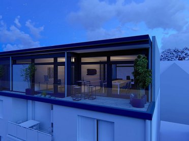 Aufstockung auf HUF Bestandshaus bei Nacht Architekturansicht einer modernen Aufstockung mit Balkon und Pflanzen