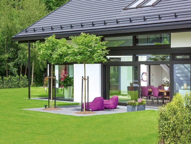 Stilvolles Architektenhaus mit Garten Gemütliches Familienhaus mit modernem Design und Sitzgelegenheit