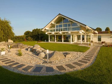 Modernes Fachwerkhaus mit großem Garten und Terrasse