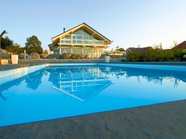 Moderne Architektur mit Schwimmbecken und Naturumgebung