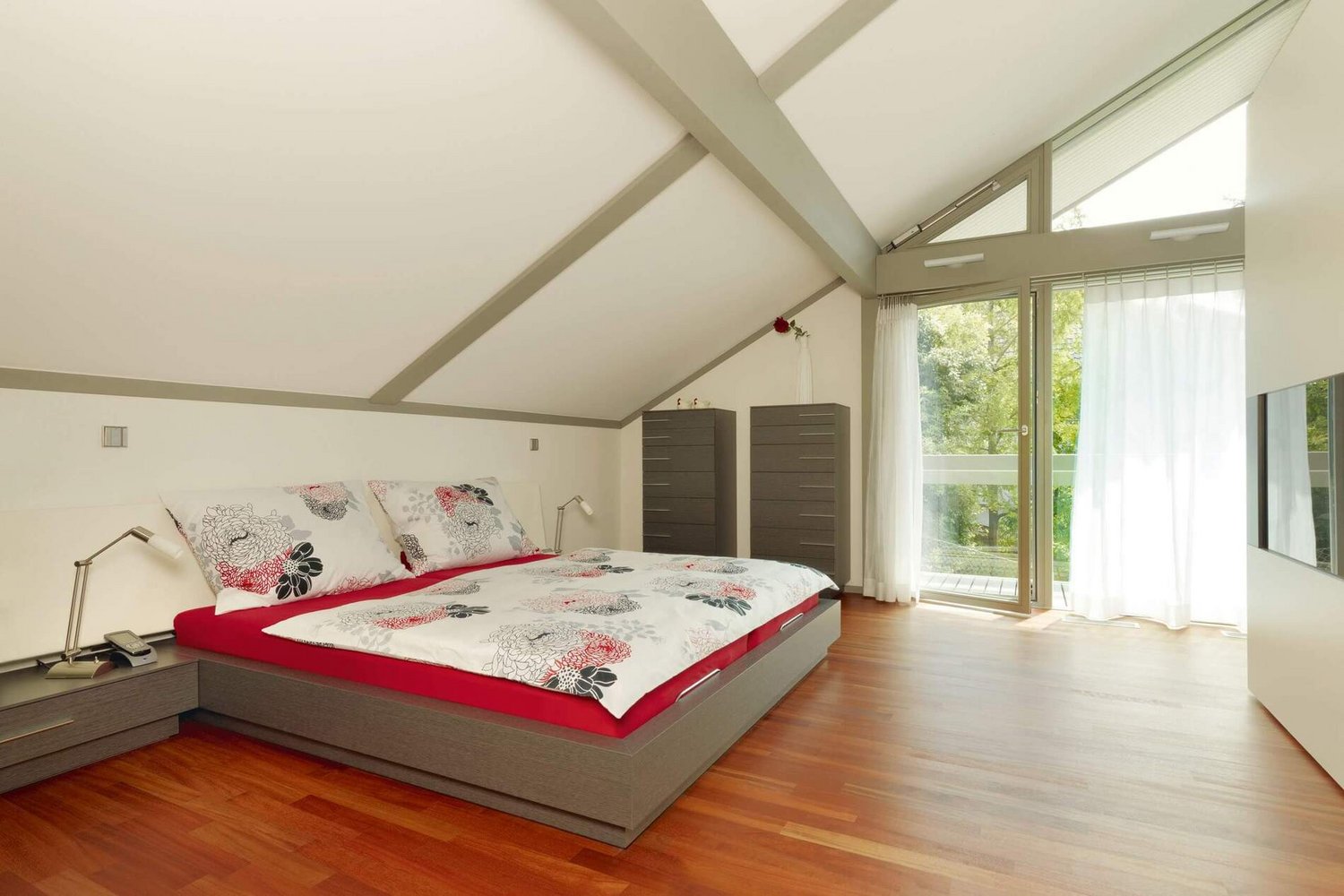 HUF Haus Art 5 grau Pool 28 Modernes Schlafzimmer mit Holzboden und eleganter Einrichtung