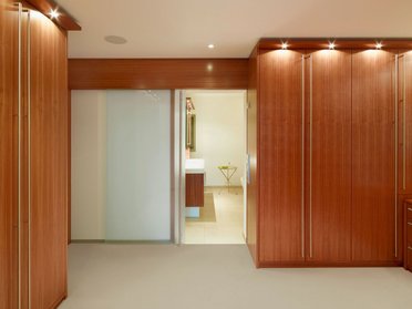 Elegante Holzschränke und Glaswände im Bungalow-Design