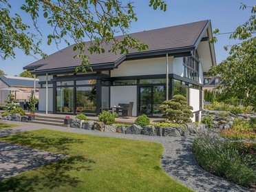 Moderne Architektur mit ansprechendem Design Haus mit stilvollem Design, Glasfront und gepflegtem Garten