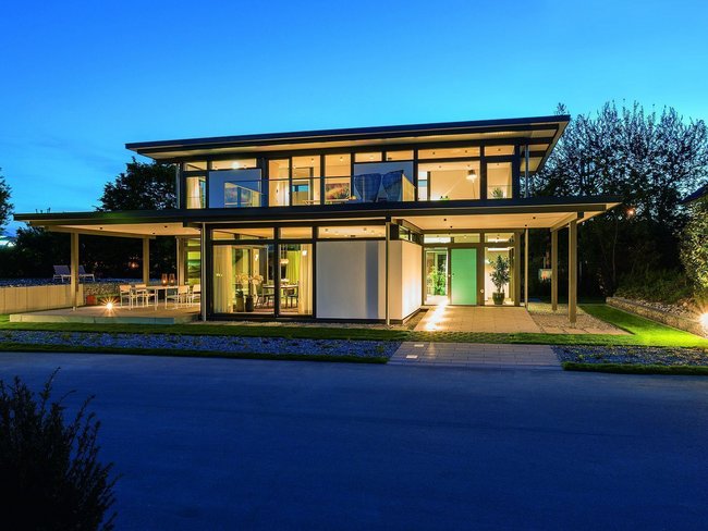 Schöne moderne Architektur einer Villa umgeben von grünen Bäumen